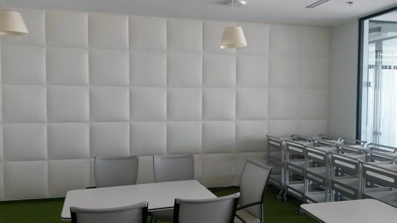 Biały pokój obity w pełni panelami akustycznymi