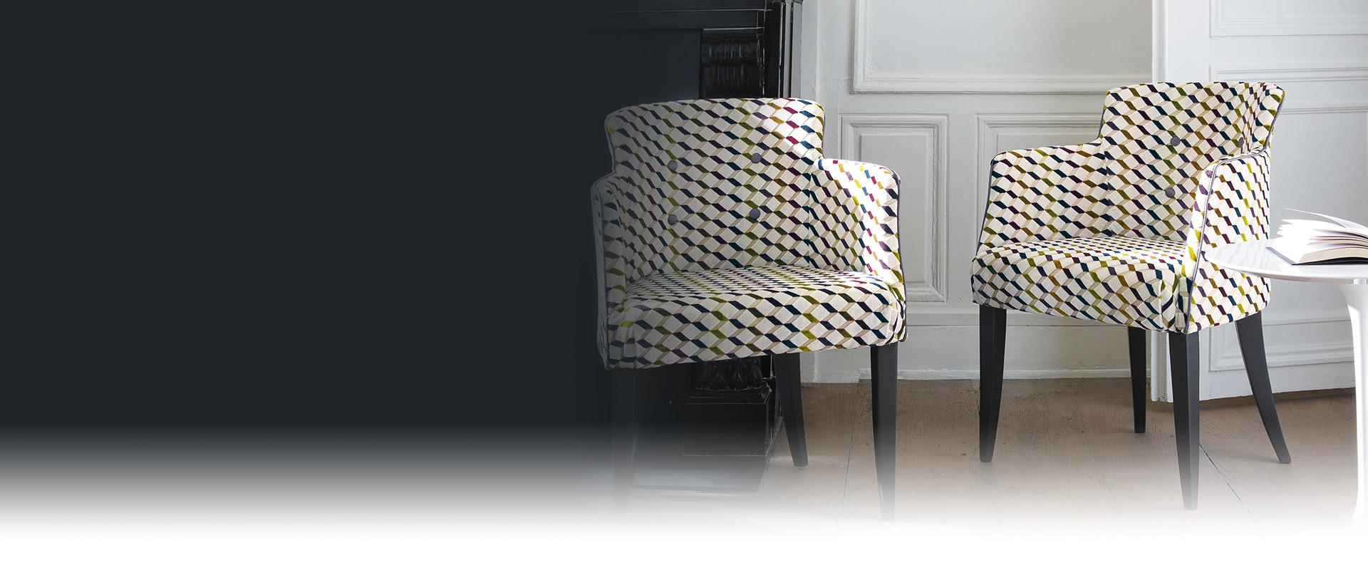 Dwa krzesła w wzorze różnokolorowych kostek stojące w białym pokoju - slajder #3