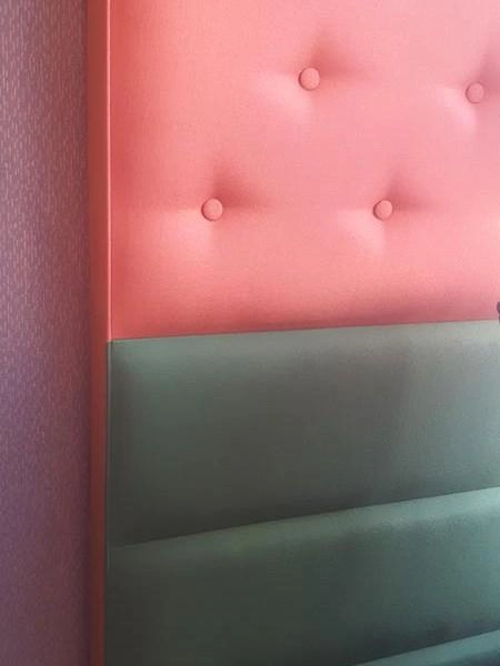 Rożnowo szare obicie na tle różowej ściany